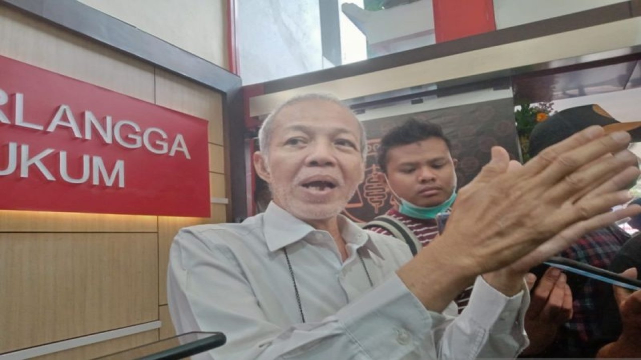 Pakar Hukum Pidana Universitas Airlangga Surabaya Prof. Didik Endro Purwoleksono ditemui di kampus setempat, Kamis (1/12/2022). (ANTARA/Willi Irawan)