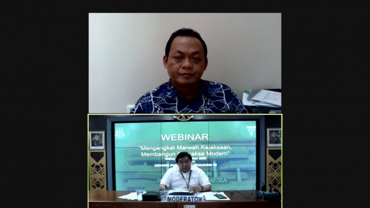 Tangkapan layar - Pakar Hukum Pidana dari Universitas Al Azhar Indonesia Suparji Ahmad menyampaikan paparan di dalam webinar bertajuk “Mengangkat Marwah Kejaksaan, Membangun Adhyaksa Modern” yang disiarkan secara langsung di platform Zoom Meeting, dipantau dari Jakarta, Rabu (15/12/2021). (ANTARA/Putu Indah Savitri)