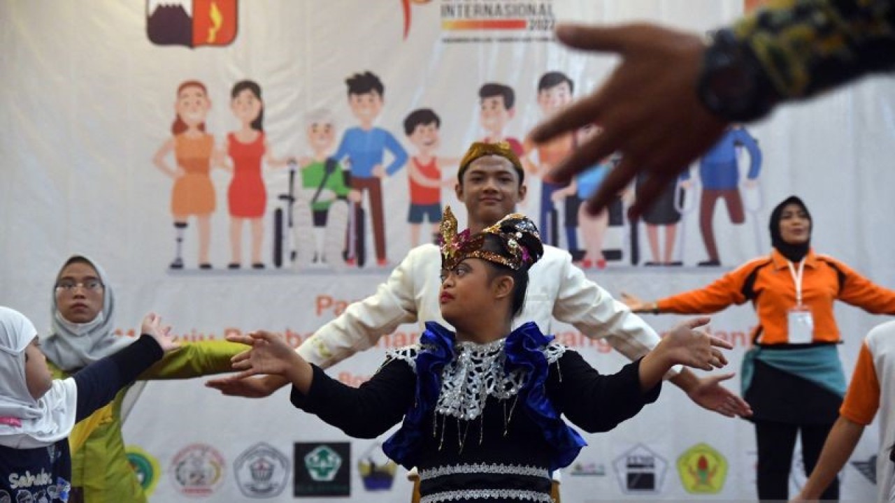 Arsip foto - Sejumlah anak mengikuti senam Anak Berkebutuhan Khusus (ABK) saat peringatan Hari Disabilitas Internasional 2022 di Kota Bogor, Jawa Barat, Sabtu (3/12/2022). Peringatan Hari Disabilitas Internasional 2022 yang merupakan rangkaian kegiatan Pekan Hak Asasi Manusia (HAM) Kota Bogor tersebut diisi dengan pentas seni, talkshow dan pameran yang mengambil tema Partisipasi Bermakna Menuju Pembangunan Inklusif yang Berkelanjutan. ANTARA FOTO/Arif Firmansyah/pras.