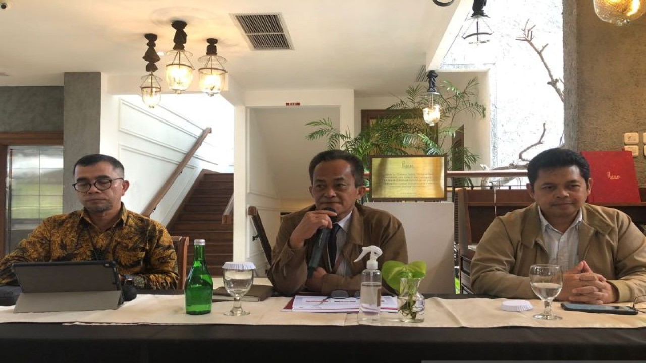 Para pejabat OJK dalam media briefing bertajuk “Optimalisasi Perlindungan Konsumen Sektor Jasa Keuangan oleh OJK” di Jakarta, Senin. (ANTARA/ Muhammad Heriyanto)