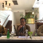 Para pejabat OJK dalam media briefing bertajuk “Optimalisasi Perlindungan Konsumen Sektor Jasa Keuangan oleh OJK” di Jakarta, Senin. (ANTARA/ Muhammad Heriyanto)-1672046183