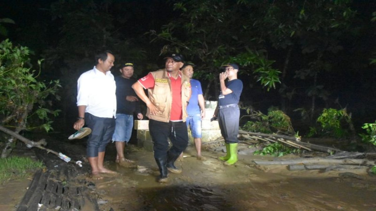 Penjabat Bupati Pati Henggar Budi Anggoro saat meninjau lokasi banjir Desa Sinomwidodo, Kecamatan Tambakromo, Kabupaten Pati, Jawa Tengah, Kamis (1/12/2022). ANTARA/HO-Pemkab Pati