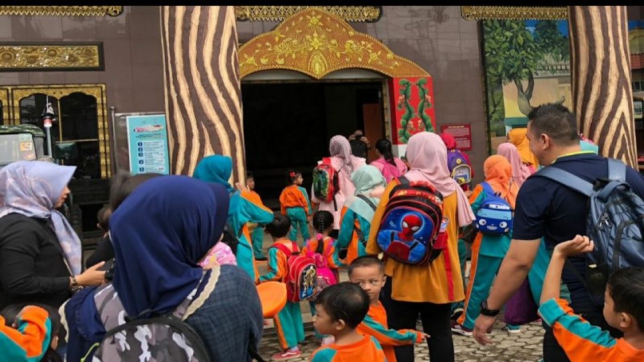 Siswa PAUD didampingi guru dan orang tua mereka melakukan kunjungan edukatif di Museum Balaputra Dewa Palembang. (ANTARA/Yudi Abdullah)