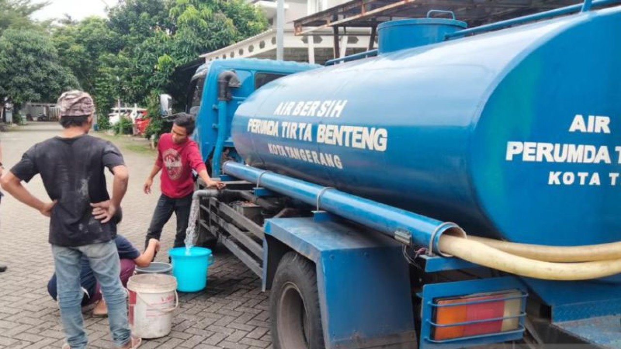 Layanan Air gratis kepada masyarakat dari PDAM TB terkait kebocoran Jaringan Distribusi Utama (JDU) pipa air di kawasan jalur rel kereta api Stasiun Tanah Tinggi. ANTARA/HO-PDAM TB