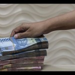 Pegawai menghitung uang rupiah di salah satu tempat penukaran uang di Jakarta, Kamis (25/8/2022). ANTARA FOTO/Aprillio Akbar/wsj/pri.-1671420344