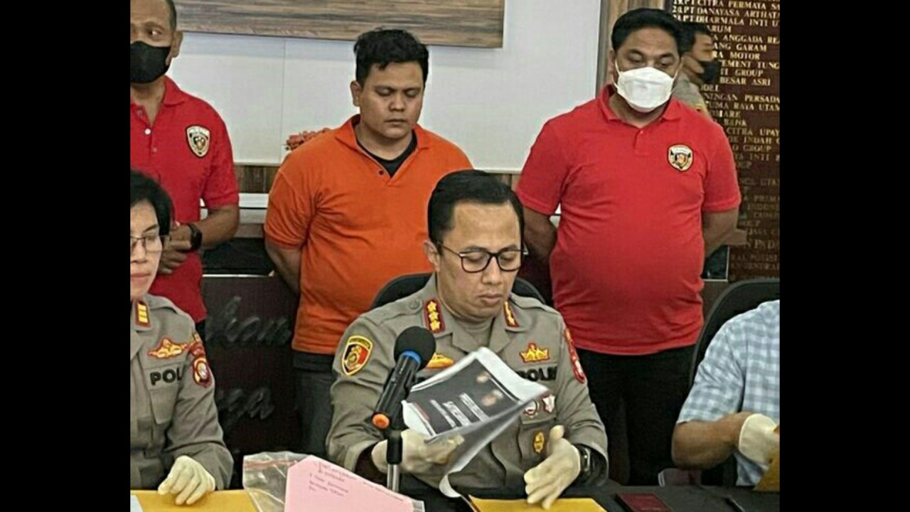 Pelaku (kaos oranye) saat dirilis Polres Metro Jakarta Selatan. (Net)