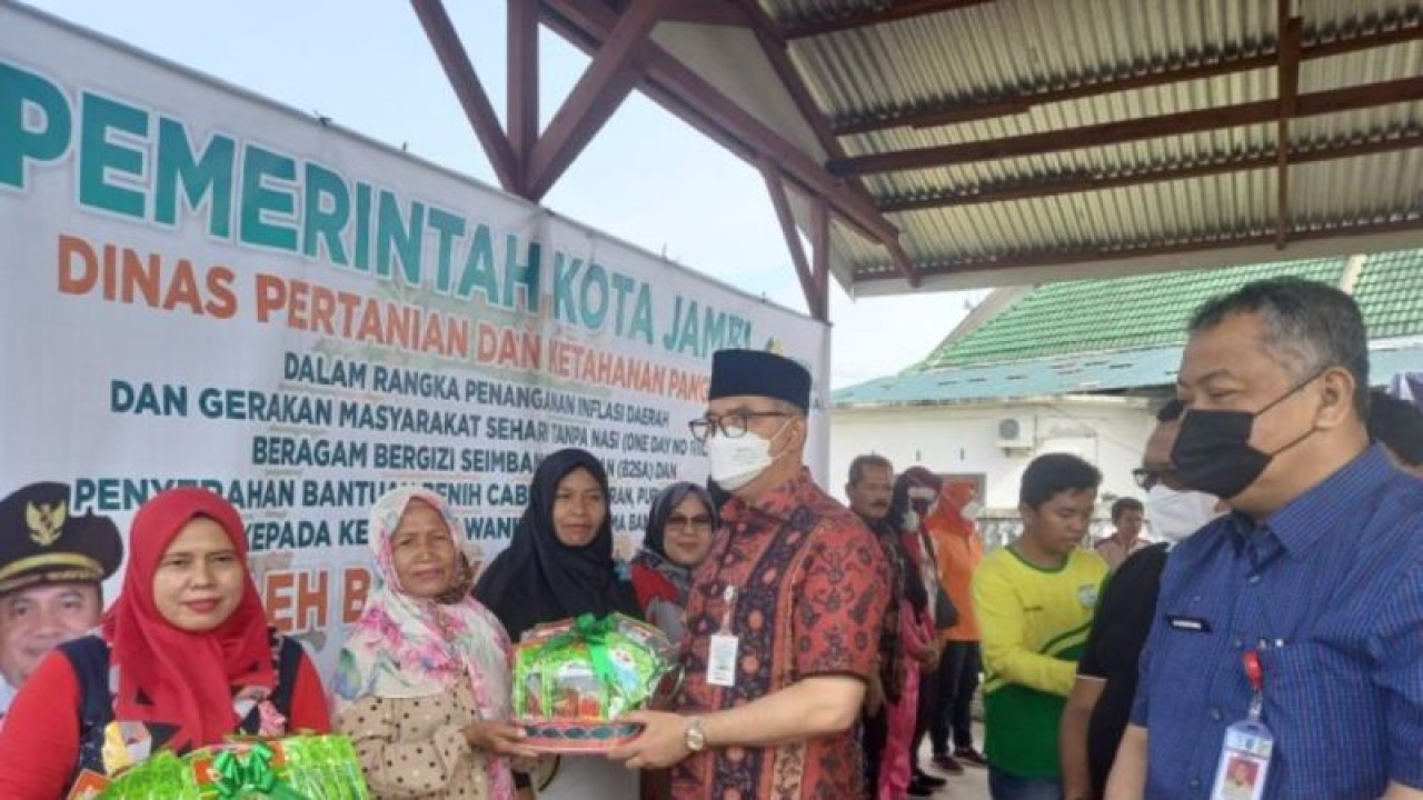 Pembagian bibit tanaman cabai kepada masyarakat di Kota Jambi untuk menumbuhkan budaya menanam bahan pangan (ANTARA/tuyani)