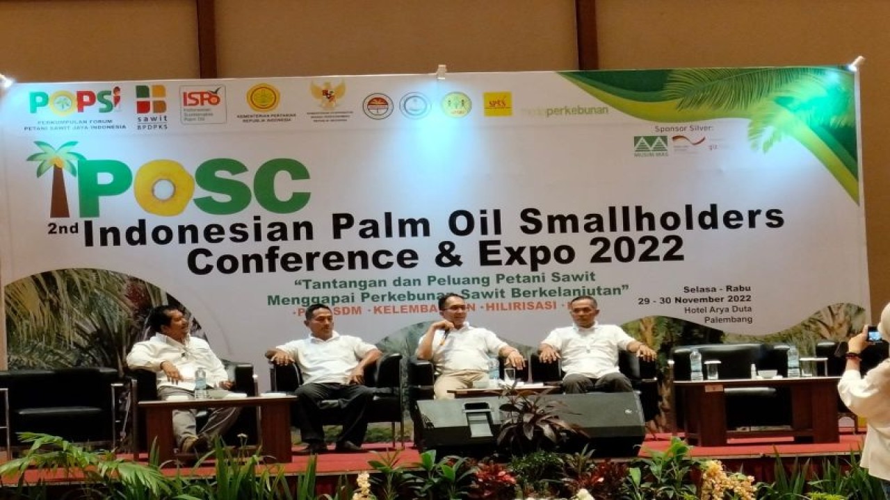 Salah satu sesi diskusi dalam kegiatan Indonesian Palm Oil Smallholders Conferences & Expo yang kedua tahun 2022 (2nd IPOSC & Expo 2022)  di Palembang, 29-30 November 2022. (Antara/HO/Popsi)