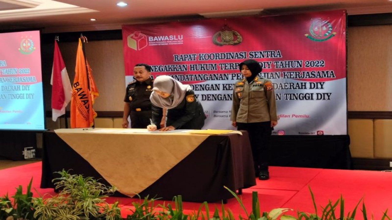 Ketua Bawaslu Kulon Progo Ria Harlinawati menandatangani perjanjian kerja sama sukses Pemilu 2024. (ANTARA/HO- Bawaslu Kulon Progo)