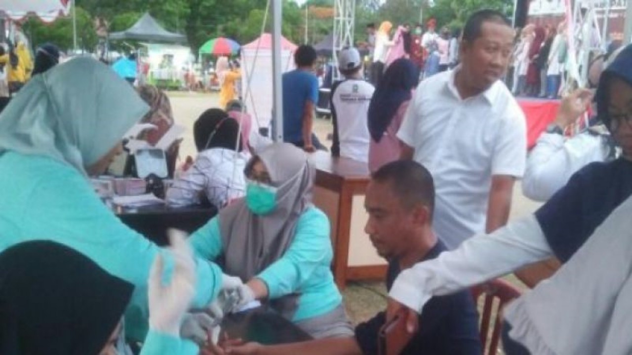 Sejumlah warga melakukan pemeriksaan kesehatan di lokasi Gebyar UMKM Sinjai. ANTARA/HO/Pemkab Sinjai