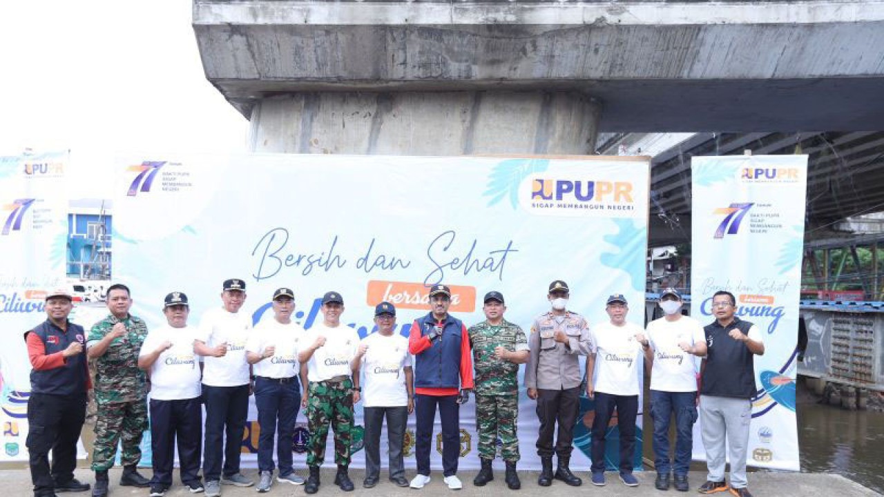 Pemkot Jakarta Timur hadiri giat bersih dan sehat bersama Ciliwung dalam rangka 77 tahun Bakti Kementerian Pekerjaan Umum dan Perumahan Rakyat (PUPR), di Kramat Jati, Jakarta, Jumat (2/12/2022). ANTARA/HO-Kominfotik Jakarta Timur