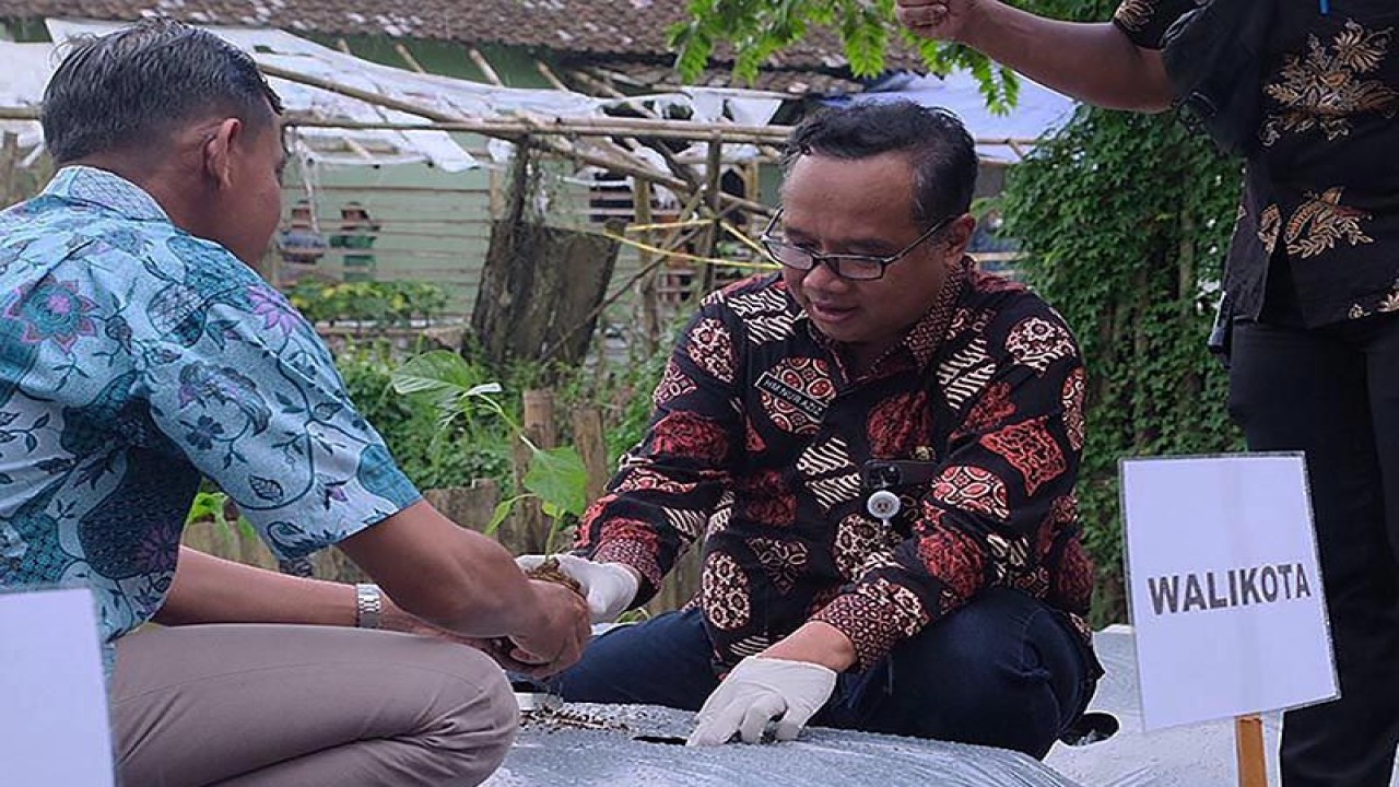 Wali Kota Magelang Muchamad Nur Aziz (kanan) menanam bibit cabai di lahan kelompok tani di Kelurahan Rejowinangun, Rabu (30/11/2022). ANTARA/HO-Bagian Prokompim Pemkot Magelang