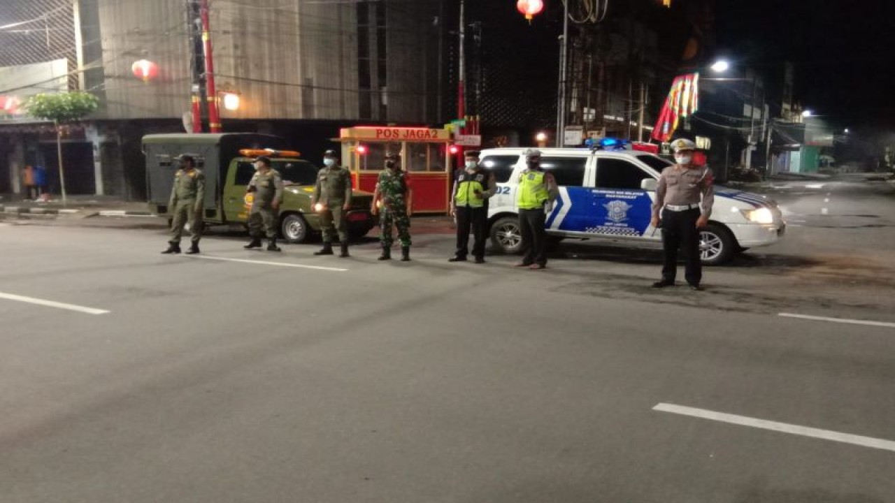 Sejumlah personel Satpol PP, TNI dan Polri saat Patroli Asuhan Rembulan antisipasi tawuran antarpelajar di Kota Surabaya, Rabu (30/11/2022) malam. (ANTARA/HO-Diskominfo Surabaya)