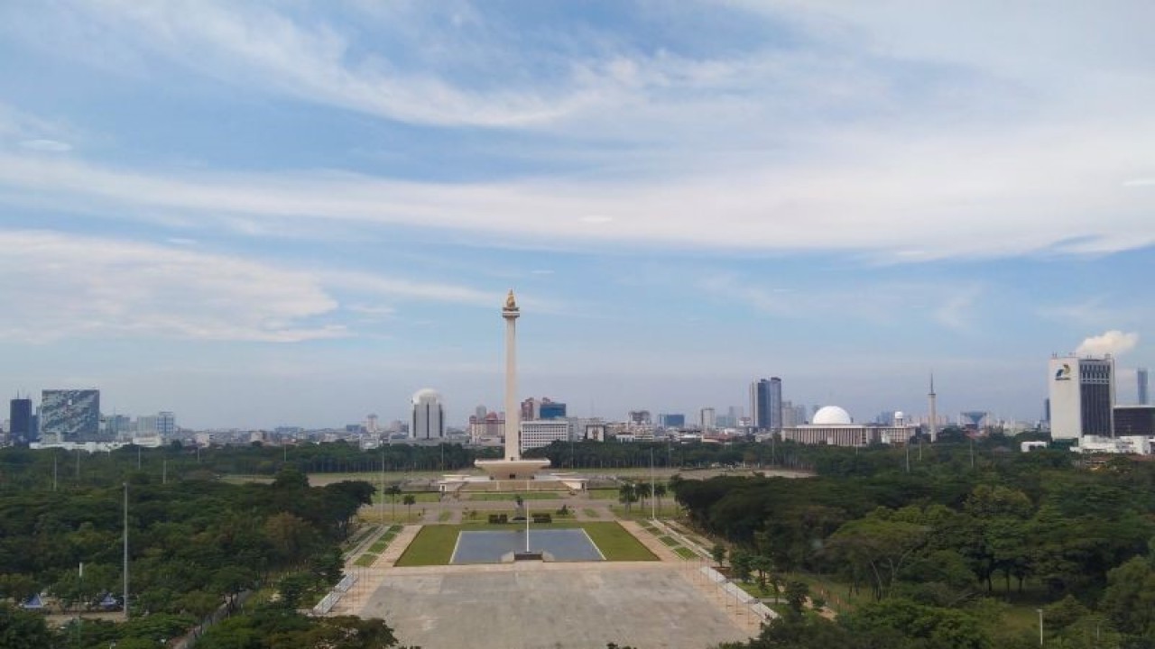 Arsip Foto - Monas menjadi salah satu ikon Jakarta diamati dari Jalan Medan Merdeka Selatan, Jakarta, Rabu (22/12/2021). ANTARA/Dewa Ketut Sudiarta Wiguna