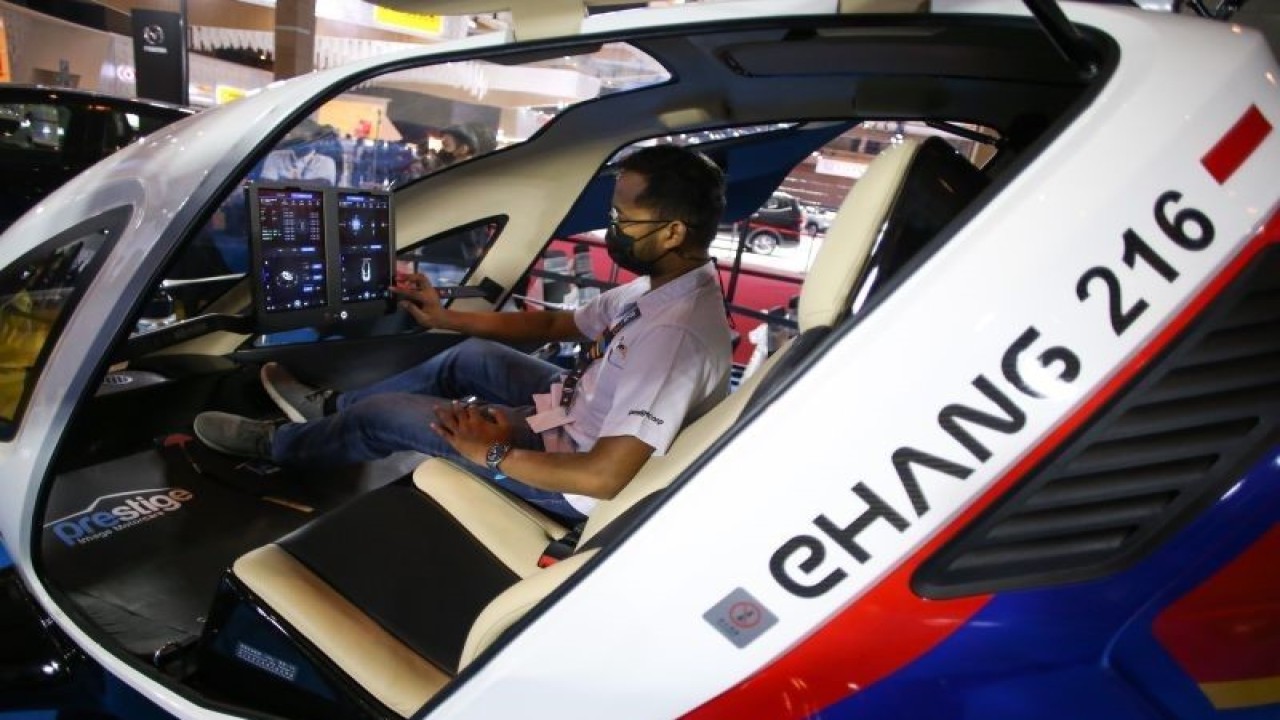 Ilustrasi - Petugas menunjukkan cara mengoperasikan mobil terbang listrik Ehang 216 yang dipamerkan pada pembukaan IIMS Hybrid 2022 di JiExpo Kemayoran, Jakarta, Kamis (31/3/2022). (ANTARA FOTO/Rivan Awal Lingga/rwa)