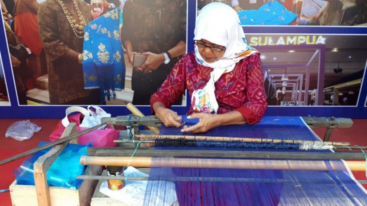 Ilustrasi - Salah satu pengrajin tenun menunjukkan proses menun kain tenun dari salah satu daerah di Sulawesi Tengah dalam Festival Tenun Sulteng 2019 di Taman GOR Reborn, Kota Palu, Jumat (28/6). (Antaranews Sulteng/Muh. Arsyandi)