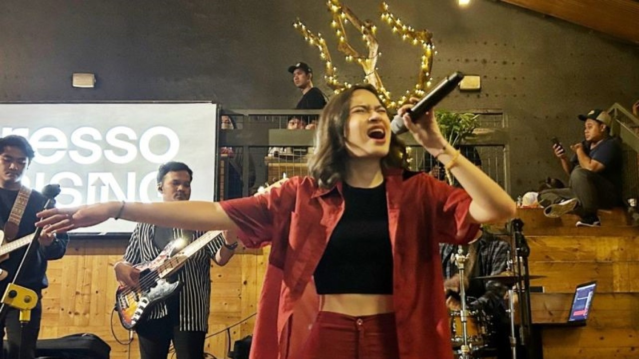 Penyanyi pendatang baru Satine Zaneta saat tampil di acara Resso Rising di Jakarta, Rabu (7/12/2022) (ANTARA/Maria Cicilia Galuh)