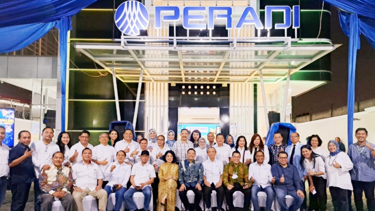 Ketum DPN Peradi Otto Hasibuan bersama pengurus dan anggota Peradi di Peradi Tower saat HUT ke-18 Peradi/Istimewa