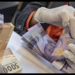 Petugas bank menghitung uang pecahan rupiah di BNI KC Mega Kuningan, Jakarta, Selasa (22/11/2022). ANTARA FOTO/Muhammad Adimaja/aww.-1670209347