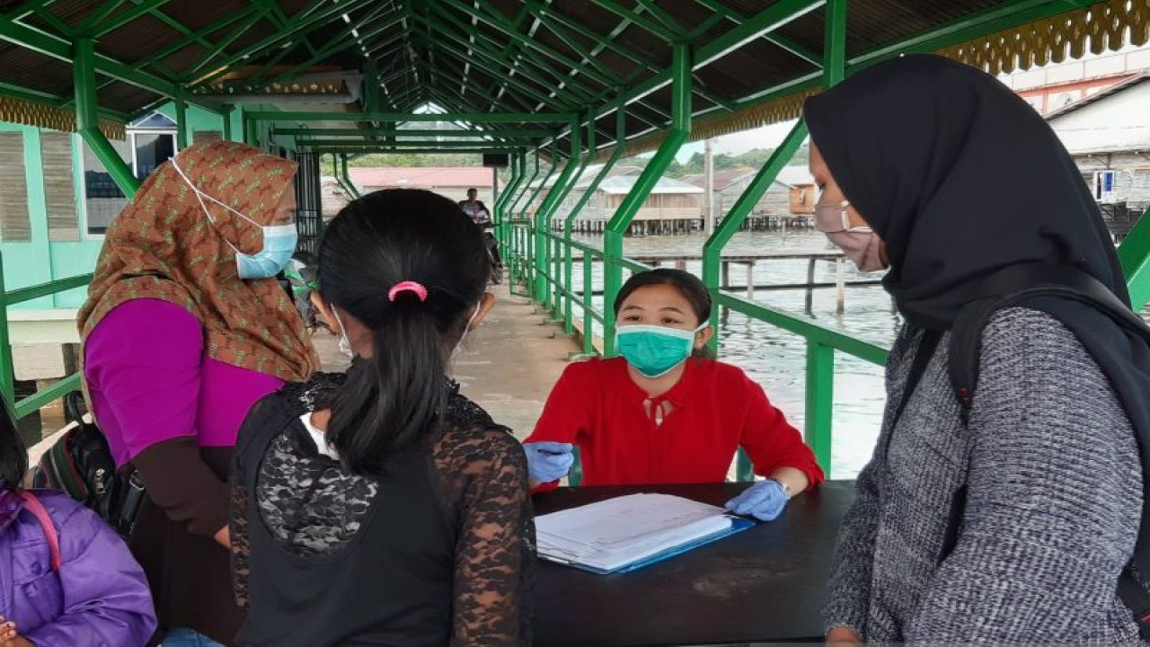 Petugas kesehatan mengidentifikasi penumpang yang tiba di Pelabuhan Daik, Kabupaten Lingga, Kepulauan Riau untuk mencegah penularan COVID-19 beberapa waktu lalu. FOTO ANTARA/Nikolas Panama