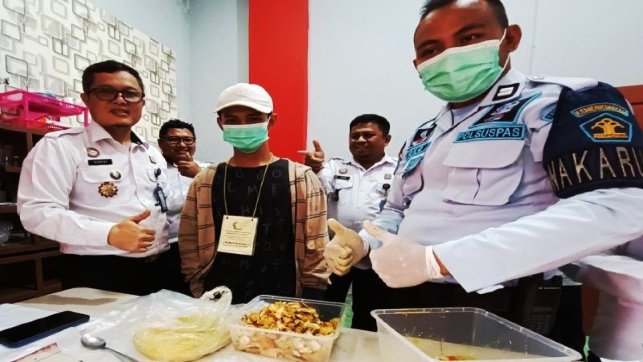 Kalapas Kelas IlA Samarinda Hidayat bersama petugas mengamankan pembesuk yang diduga ingin menyeludupkan narkotika jenis sabu-sabu ke dalam lapas. (ANTARA/HO/lapasnarkotikasamarinda)
