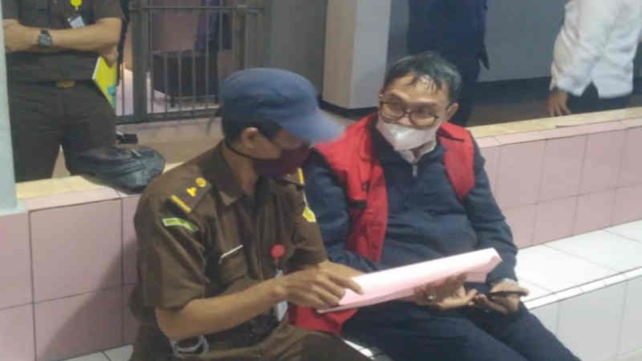 Petugas Saat Mendampingi Mantan Kadis Pupr Kota Cirebon Berinisial S