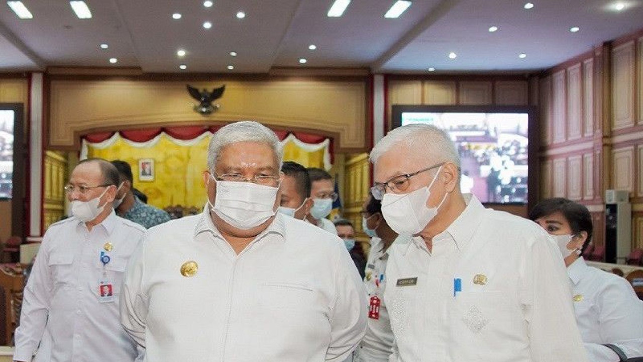 Pj. Sekda Sultra Asrun Lio (Kanan) bersama Gubernur Sultra Ali Maz (tengah) pada suatu acara di Kendari. (ANTARA/Azis Senong)