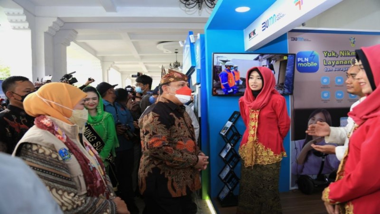 Ketua KPK Firli Bahuri bersama Gubernur Jawa Timur Khofifah Indar Parawansa saat mengunjungi stan PLN Unit Induk Distribusi Jatim ketika peringatan Hari Antikorupsi se-Dunia (Hakordia) di Surabaya, Kamis (1/12/2022). (ANTARA/HO-Humas PLN Unit Induk Distribusi Jatim)