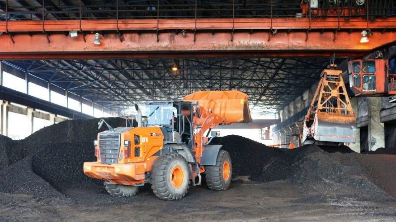 Sebuah alat berat melakukan pengangkutan batu bara setelah dicampur dengan material biomassa berupa cangkang kelapa sawit dan kayu Kalianda di Stockpile PLTU 1-2 Nagan Raya di kawasan Suak Puntong, Kecamatan Kuala Pesisir, Kabupaten Nagan Raya, Provinsi Aceh, Kamis (22/12/2022). (ANTARA/HO-Dok PLTU 1-2 Nagan Raya)