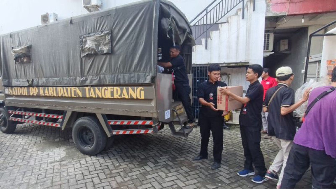 Palang Merah Indonesia (PMI) Kabupaten Tangerang, Banten, mengirimkan sejumlah tim medis dan obat-obatan untuk membantu para korban bencana gempa bumi di Kabupaten Cianjur, Jawa Barat. (Azmi)