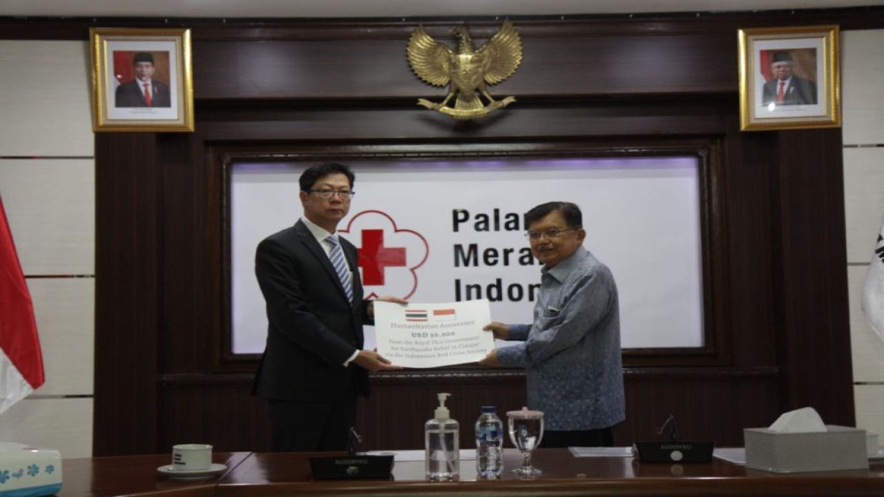 Ketua Umum PMI Muhammad Jusuf Kalla (JK) menerima bantuan dari Thailand melalui Kedutaan Besarnya di Jakarta pada Jumat, 9 Desember 2022, untuk penyintas gempa bumi Cianjur. (Istimewa)