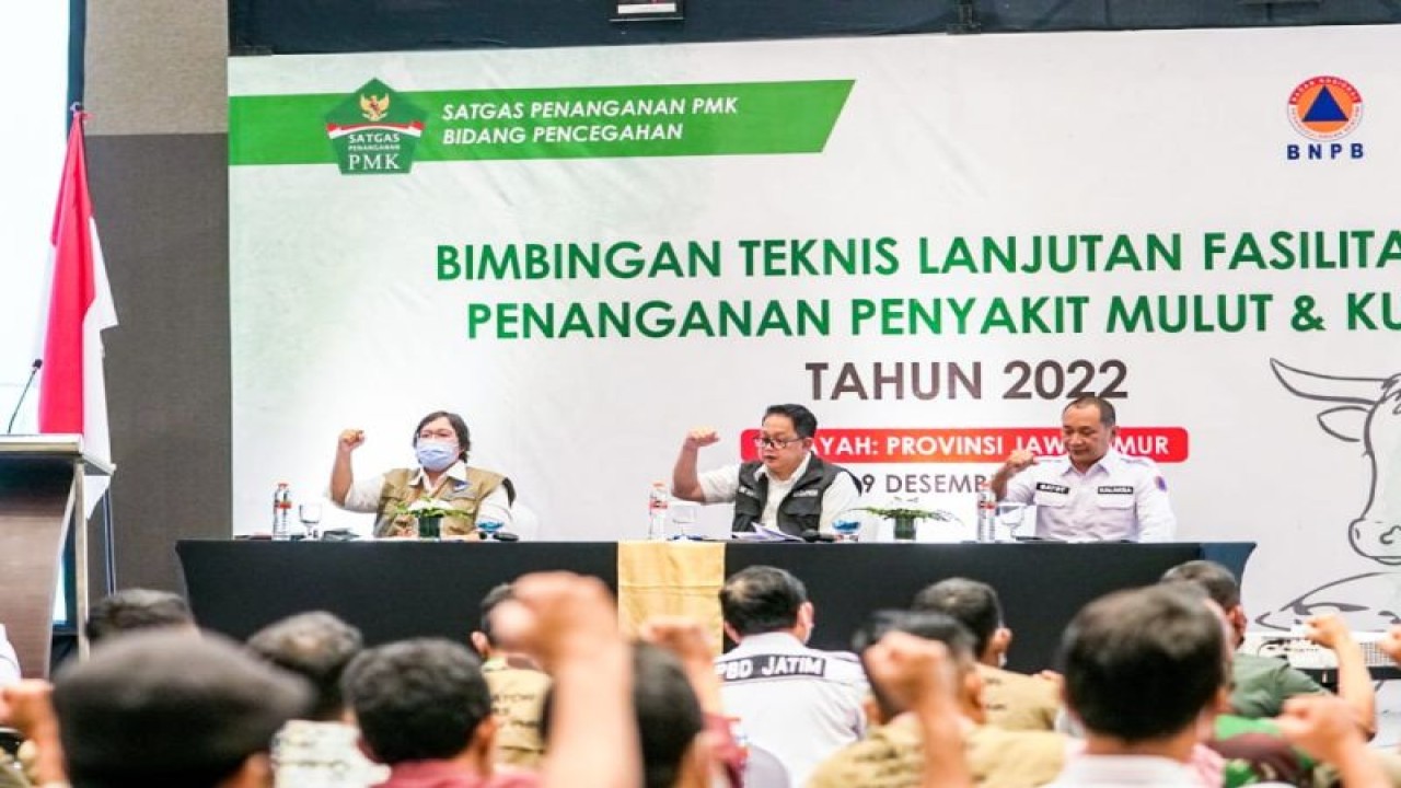 Sekdaprov Jatim Adhy Karyono (tengah) membuka bimtek lanjutan fasilitator penanganan PMK tahun 2022 di Surabaya, Rabu (7/12/2022). (ANTARA/HO-Biro Adpim Jatim)