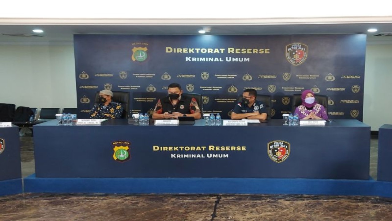 Direktorat Reserse Kriminal Umum Polda Metro Jaya menggelar konferensi pers pengungkapan hasil investigasi kasus kematian satu keluarga di Kalideres, dalam jumpa pers di Mako Polda Metro Jaya, Jakarta, Jumat (9/12/2022). ANTARA/Fianda Sjofjan Rassat