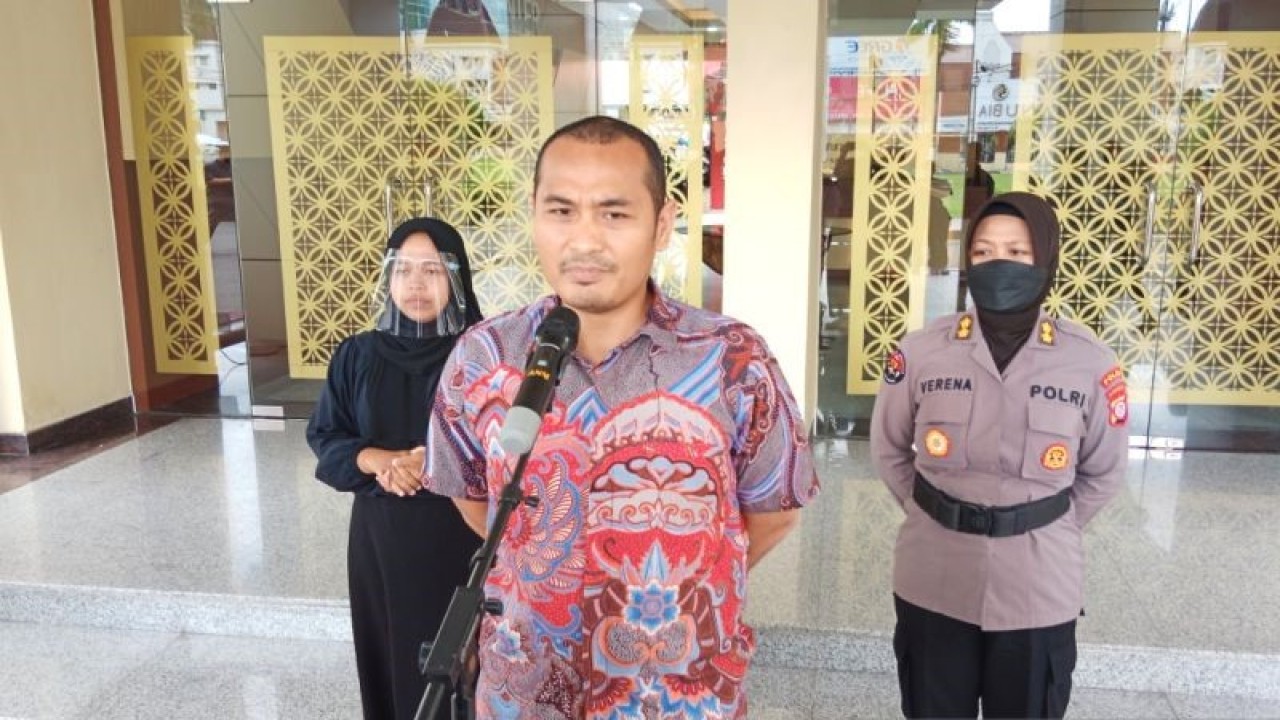 Direktur Reserse Kriminal Umum Polda DIY Kombes Pol Nuredy Irwansyah Putra saat konferensi pers di Mapolda DIY, Yogyakarta, Jumat (2/12/2022) (ANTARA/Luqman Hakim)