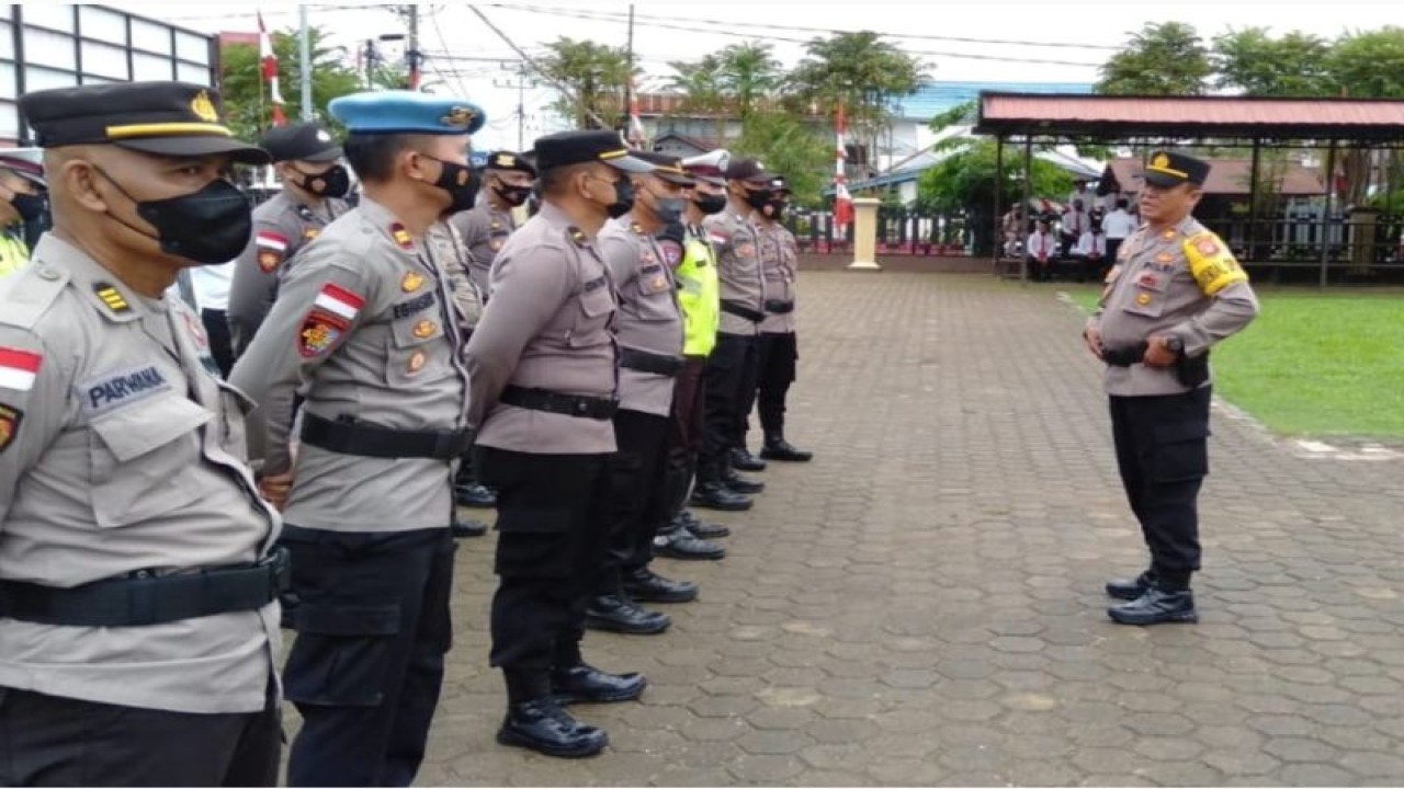 Kabag Ops Polres Kapuas Hulu AKP Edhi Tarigan memberikan arahan pengamanan wilayah Kapuas Hulu Kalimantan Barat. ANTARA/HO-Humas Polres Kapuas Hulu. (Teofilusianto Timotius)