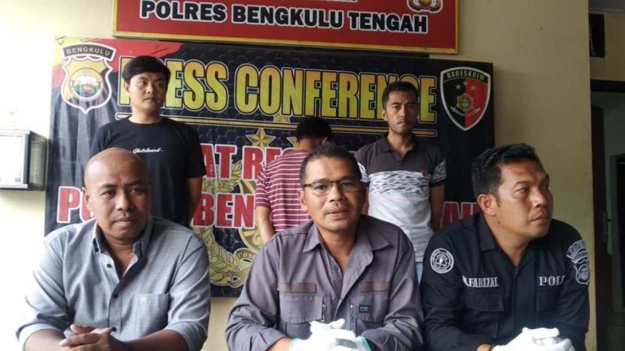 Polres Bengkulu Tengah saat menyampaikan rilis terkait Operasi Tangkap Tangan terhadap SA (37) yang mengaku sebagai wartawan untuk memeras mantan Sekretaris Desa Tanjung Raman. ANTARA/Anggi Mayasari