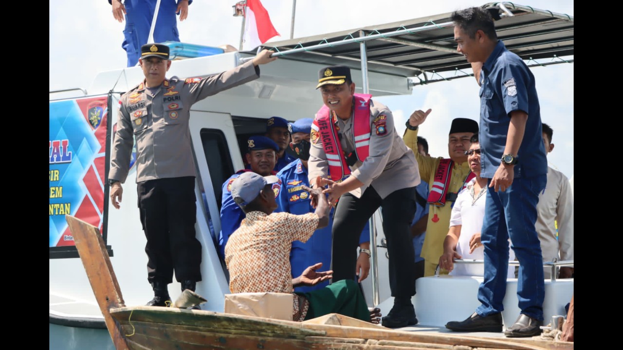 Polres Bintan saat menyerahkan bantuan kepada masyarakat pesisir.