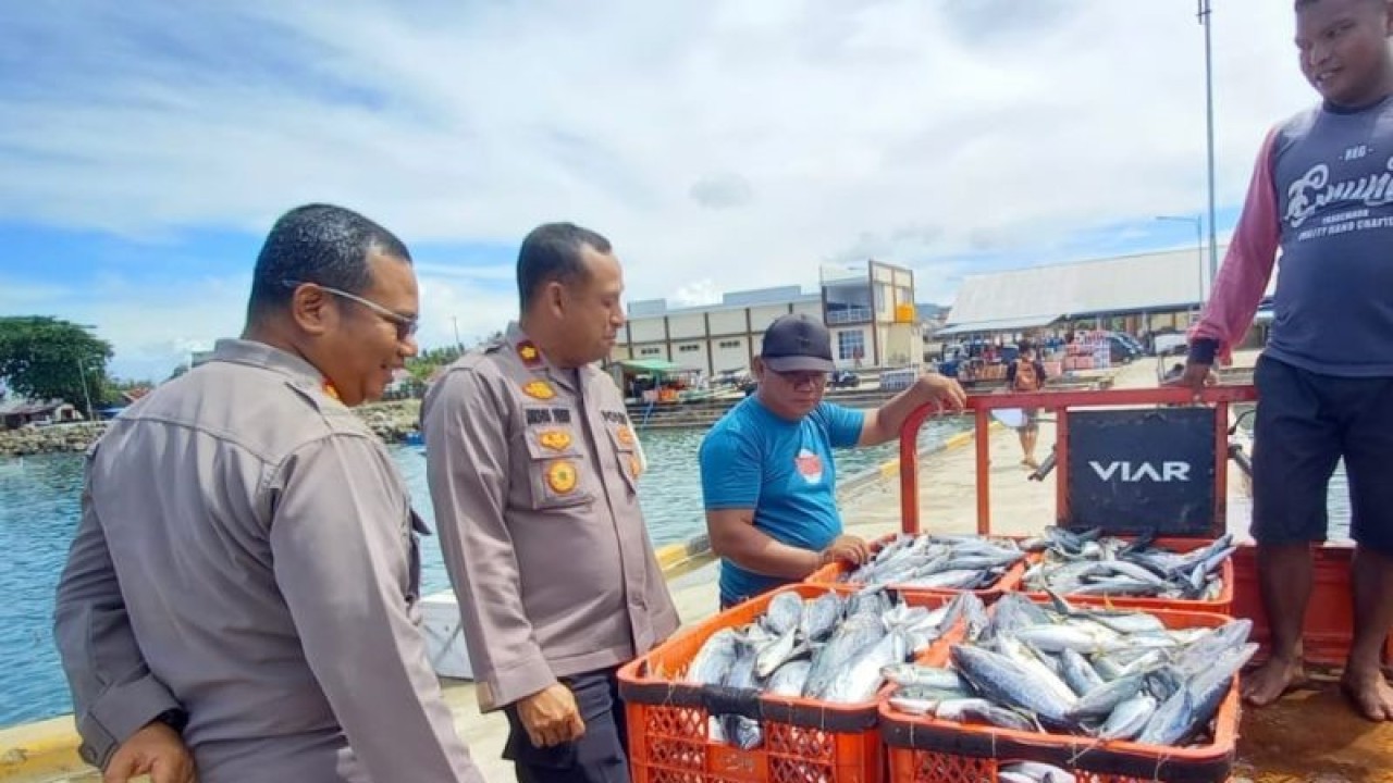 Kapolres Gorontalo Utara, AKBP Juprisan Pratama Ramadhan Nasution, didampingi Wakapolres Kompol Nikson Yusuf, mengunjungi aktivitas perikanan di Pelabuhan Pendaratan Ikan Gentuma. (ANTARA/Susanti Sako)