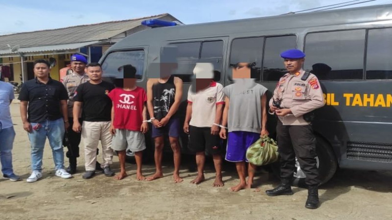 Satuan Kepolisian Perairan dan Udara (Satpolairud) Polres Pandeglang menangkap lima tersangka penangkapan ikan menggunakan bom di Perairan Blok Tanjung Sinini, Taman Nasional Ujung Kulon. ANTARA/HO-Polres Pandeglang