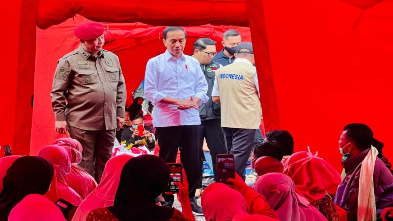 Presiden Joko Widodo kembali meninjau lokasi dan mengunjungi korban gempa di Cianjur, Jawa Barat, Kamis (8/12/2022). ANTARA/HO-Biro Pers Sekretariat Presiden