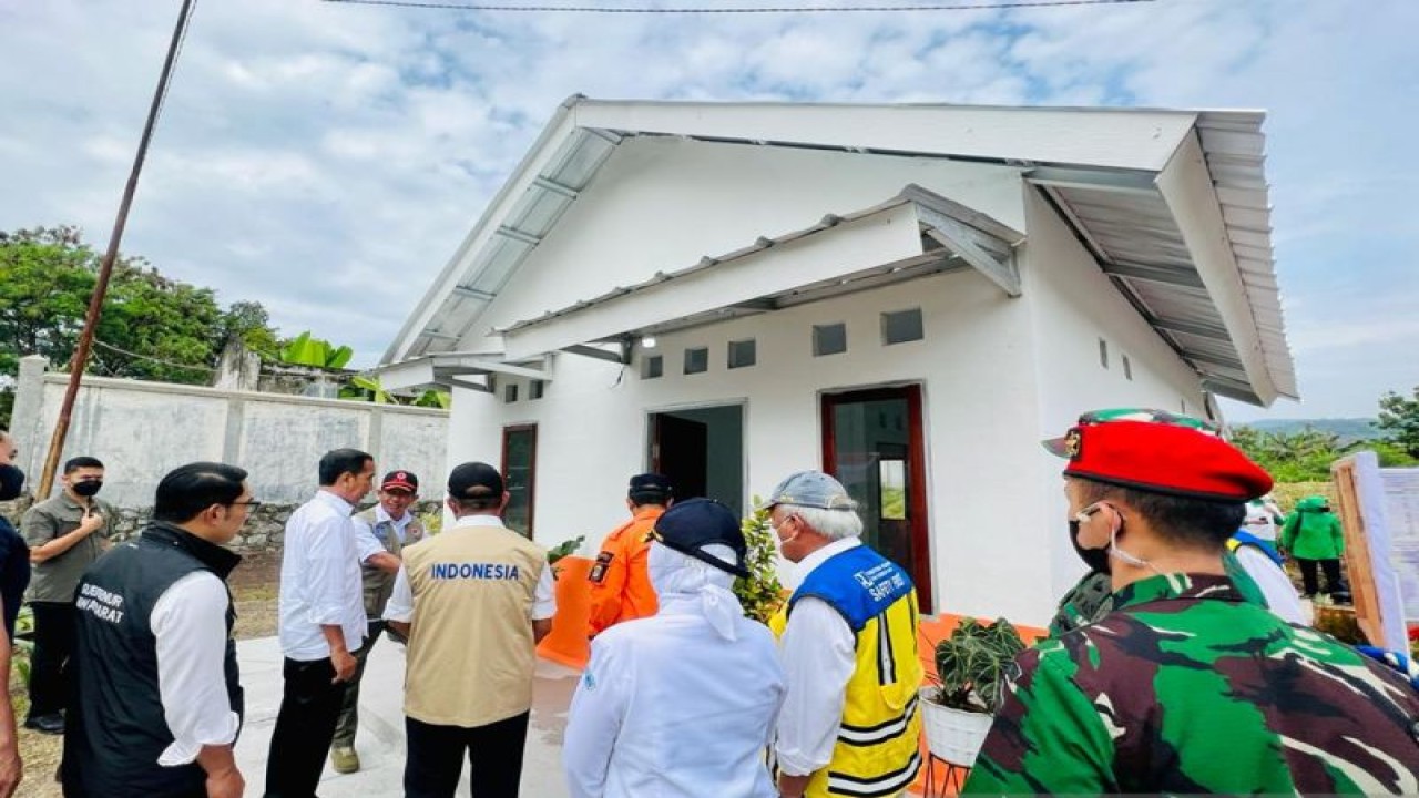 Presiden Joko Widodo meninjau rumah contoh yang tahan gempa di Yonif Raider 300, Kecamatan Karangtengah, Kabupaten Cianjur, Jawa Barat, Kamis (8/12/2022). (ANTARA/HO-Biro Pers Sekretariat Presiden)