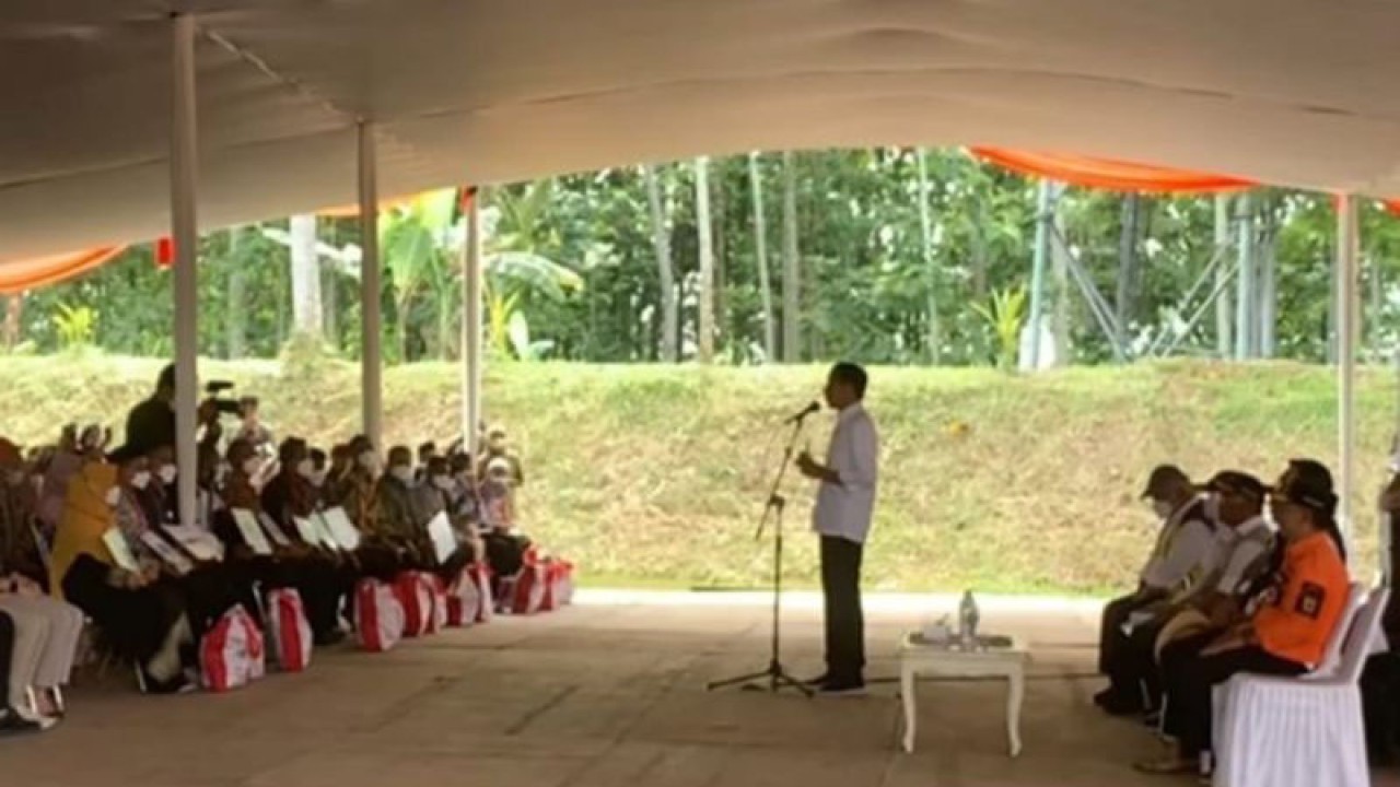 Presiden Joko Widodo dalam sambutannya meminta warga korban gempa Cianjur, Jawa Barat, menggunakan uang bantuan gempa untuk membangun kembali rumah mereka, Kamis (8/12/2022).(ANTARA/Ahmad Fikri). (Ahmad Fikri)