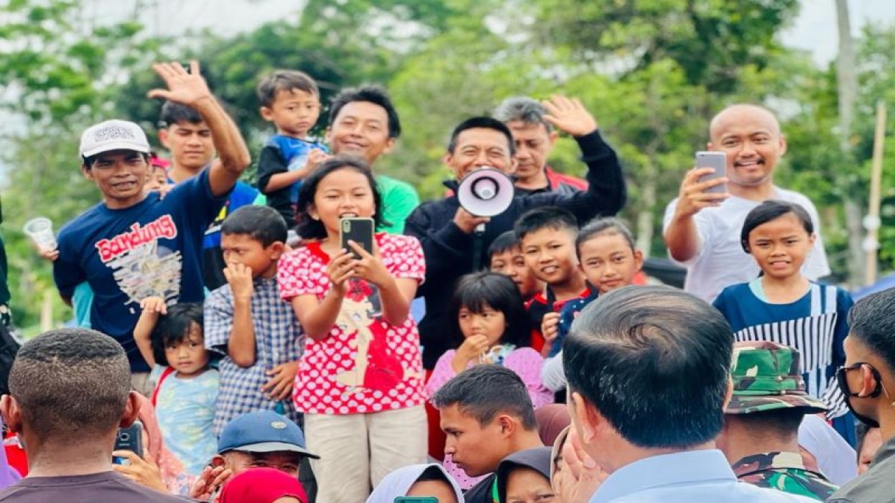 Presiden Jokowi meninjau Posko Gempa Cianjur desa Cibulakan, kecamatan Cugenang, kabupaten Cianjur, provinsi Jawa Barat pada Kamis (8/12/2022). (ANTARA/Laily Rachev - Biro Pers Sekretariat Presiden)