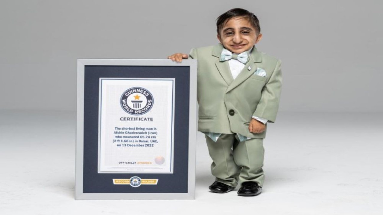 Afshin Esmaeil Ghaderzadeh dinobatkan menjadi pria terpendek di dunia oleh Guinness World Record. (Guinness World Record)