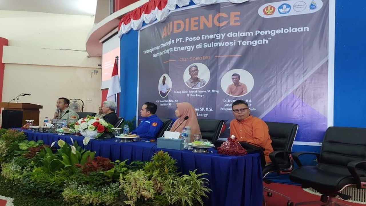 Kepala Departemen Lingkungan, Kehutanan dan CSR PT Poso Energy Irma Suryani (kedua kanan) saat melakukan dialog publik di Universitas Tadulako di Kota Palu, Provinsi Sulawesi Tengah, Kamis (1/12/2022). ANTARA/Dok Pribadi