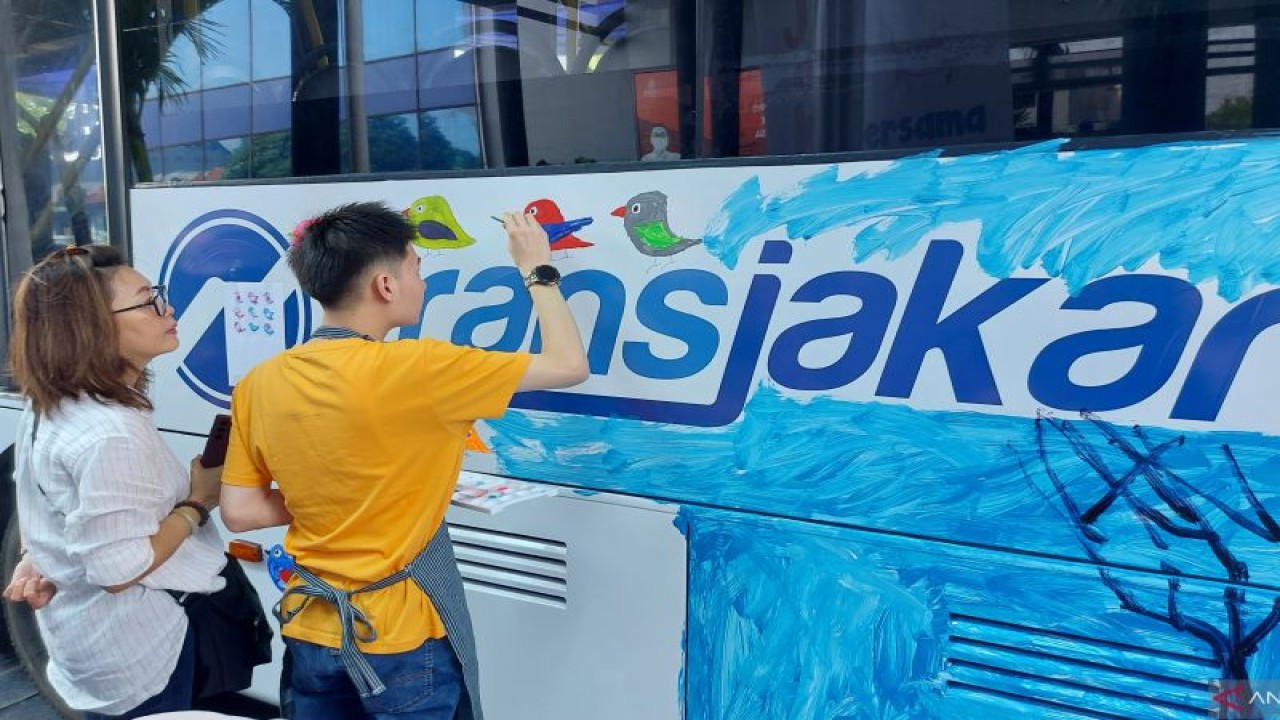 Sejumlah anak berkebutuhan khusus melukis mural bus TransJakarta di Kantor PT TransJakarta, Cawang, Jakarta, Kamis (1/12/2022). ANTARA/Yogi Rachman