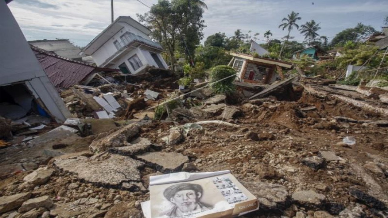 Kondisi bangunan yang rusak akibat gempa bumi di Sarampad, Cugenang, Kabupaten Cianjur, Jawa Barat. ANTARA FOTO/Yulius Satria Wijaya/foc.