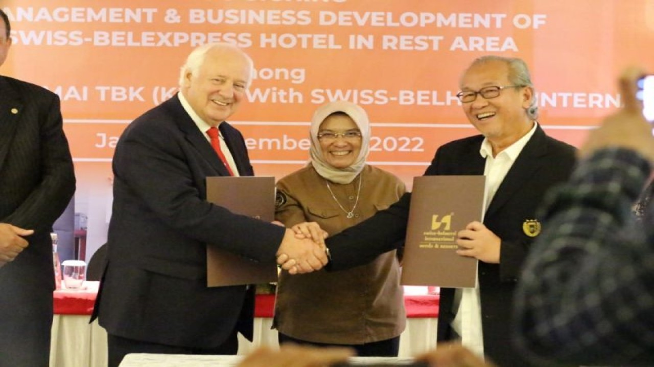 Penandatanganan nota kesepakatan atau Memorandum of Understanding (MoU) antara PT Puri Sentul Permai Tbk (KDTN) dan Swiss-Belhotel di Jakarta, Kamis (1/12/2022).