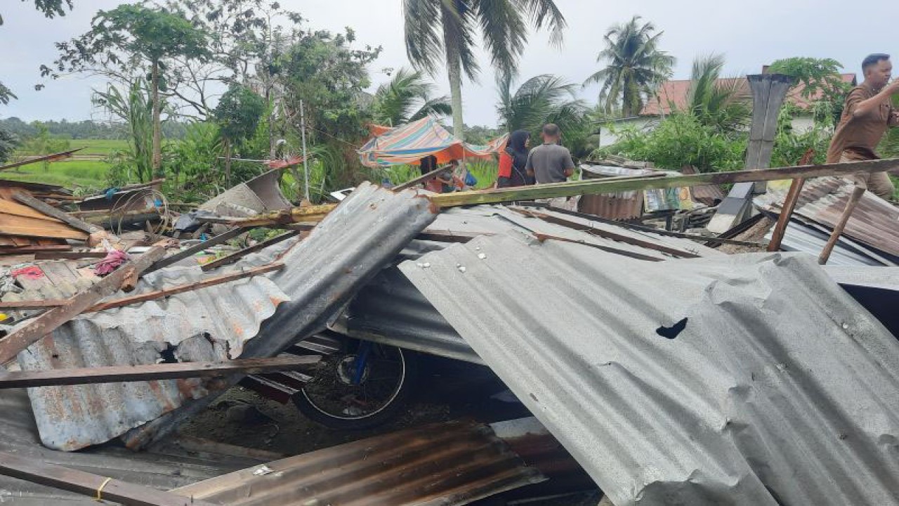 Kondisi material rumah yang rusak akibat bencana angin puting beliung di Nagari Pilubang, Kecamatan Sungai Limau, Kabupaten Padang Pariaman, Jumat (30/12/2022) ANTARA/Aadiaat MS