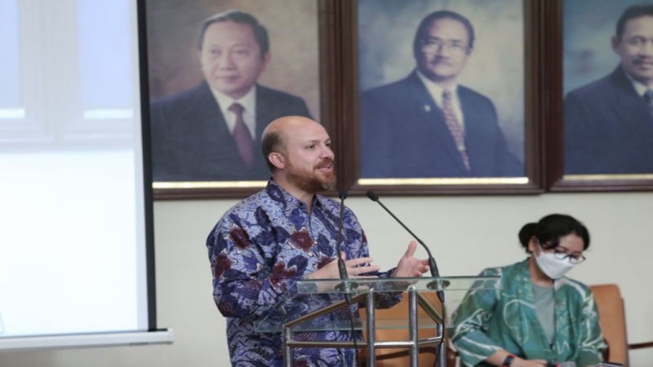 Putra Presiden Turki Recep Tayyip Erdogan, Necmettin Bilal Erdogan berbicara di Balai Senat Universitas Gadjah Mada (UGM), Yogyakarta, Selasa (20/12/2022). ANTARA/HO-UGM